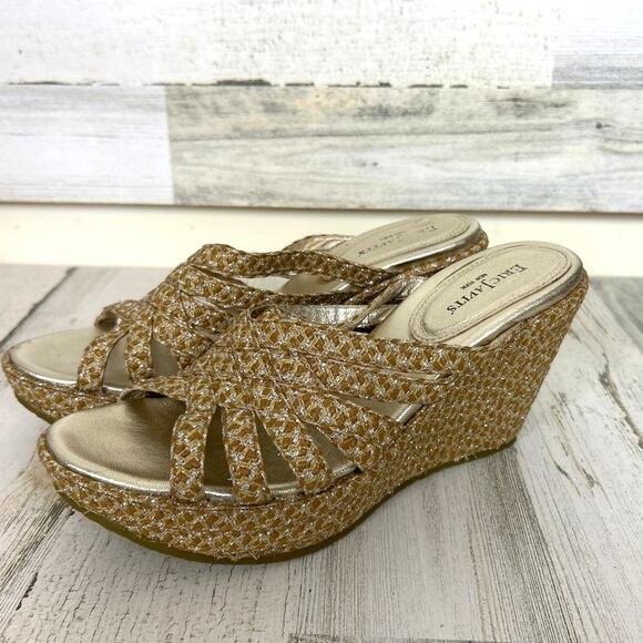 Eric Javits Women’s 10 Edy Gold Leather Wedge Sandals Slip-On Shoes - Picture 1 of 9
